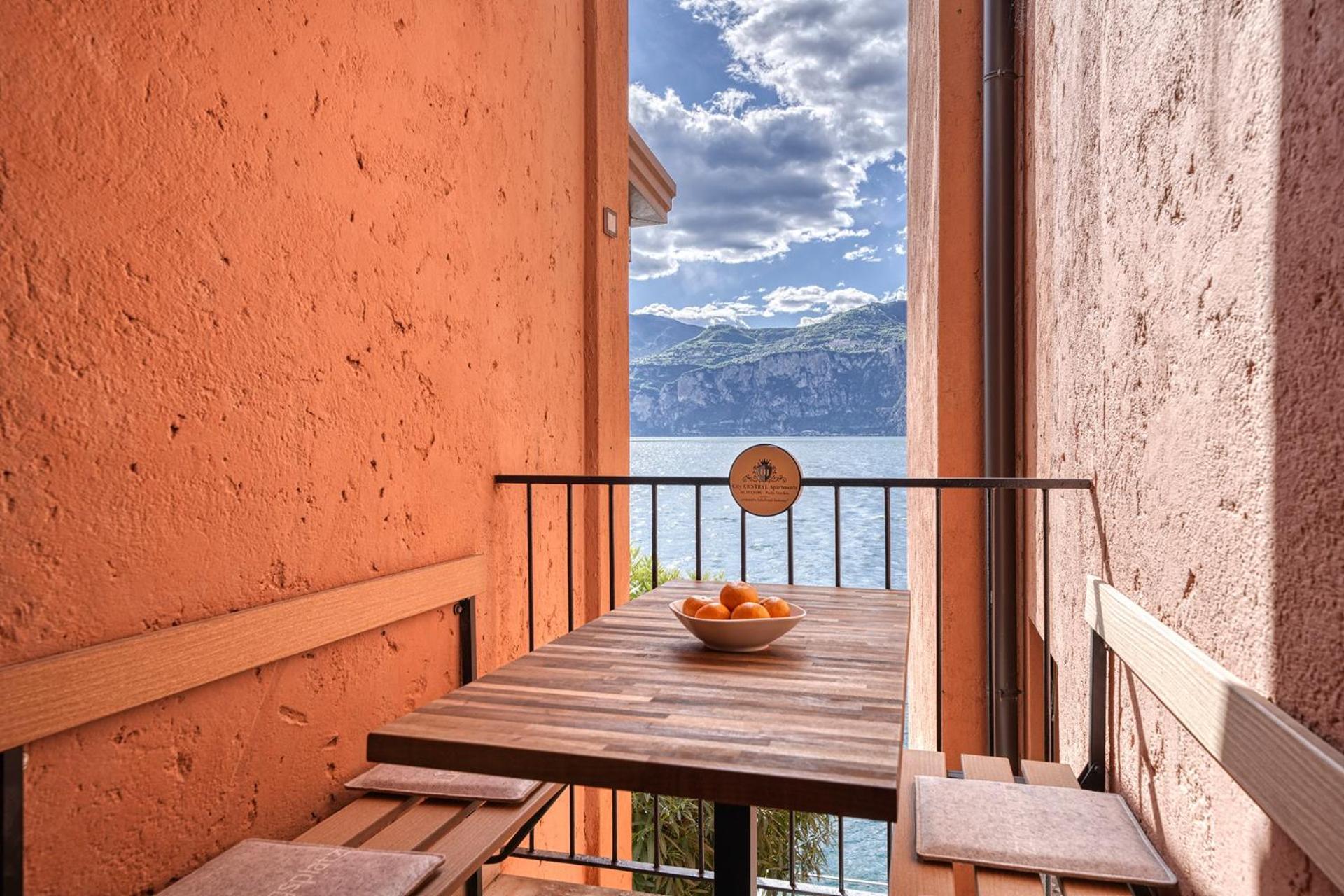 City Central Apartment Romantic Lakefront Balcony - Malcesine - Porto Vecchio 11 Exterior photo