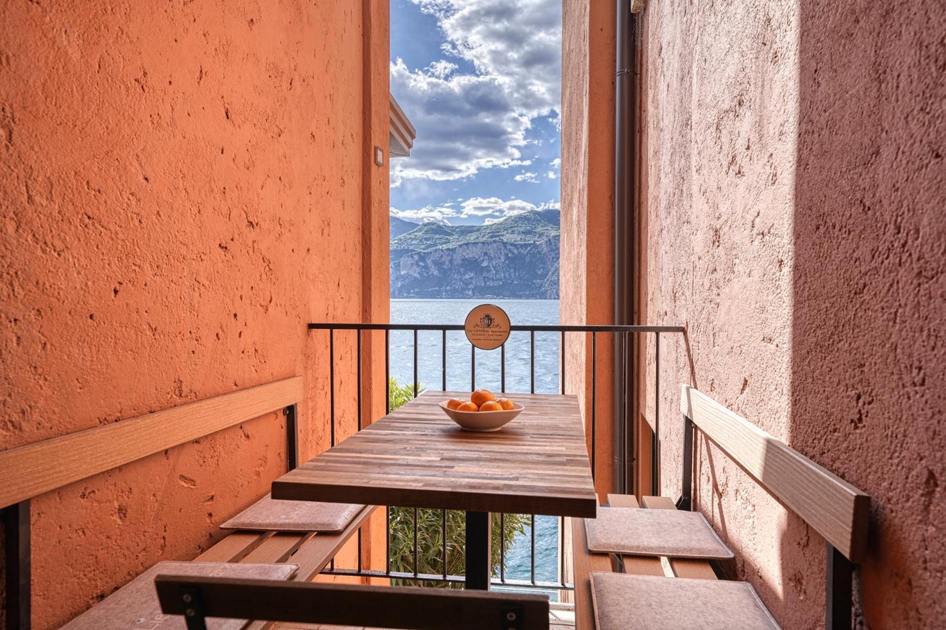 City Central Apartment Romantic Lakefront Balcony - Malcesine - Porto Vecchio 11 Exterior photo